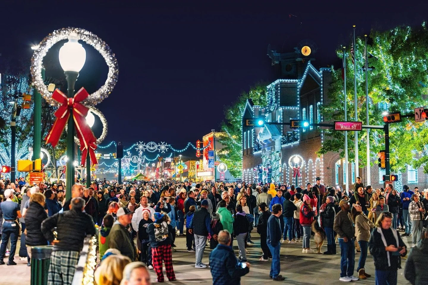 ✨ DFW has some of the most magical community events and tonight is one of them! ✨

If you&rsquo;re looking for something festive to kick off the season, Grapevine&rsquo;s 37th Annual Carol of Lights is happening TONIGHT on Historic Main Street! 🎄✨

