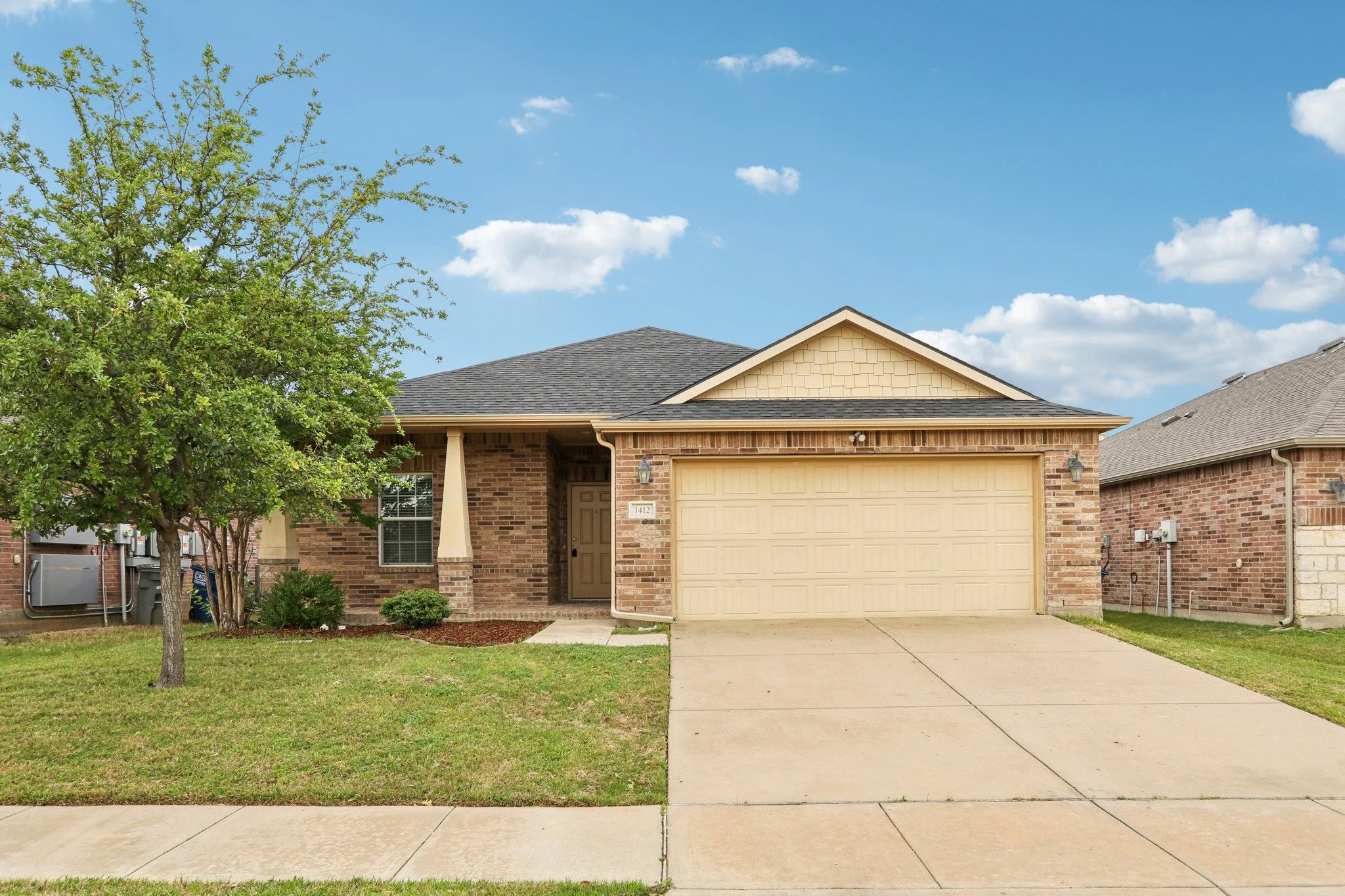 Take a virtual tour of 1412 Willoughby Way in Little Elm!
www.zillow.com/homedetails/1412-Willoughby-Way-Little-Elm-TX-75068/115828243_zpid/
Brand new on the market this beautifully maintained 3 bed, 2 bath + office is located in highly sought after 