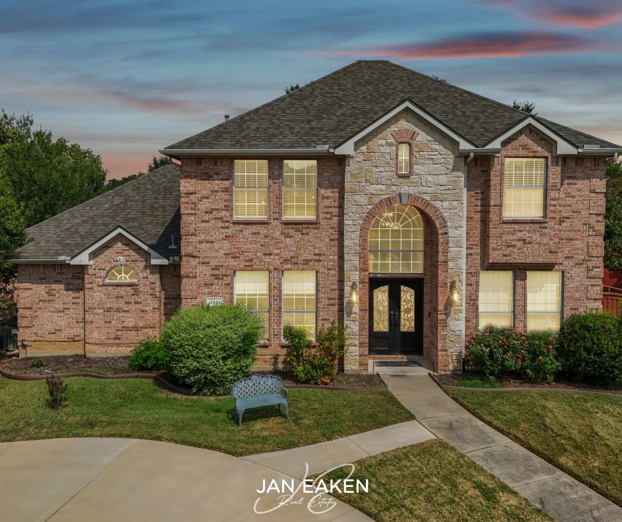 🏡 1321 Shell Beach Dr, Little Elm ✨

The perfect blend of space, style, and location, just a golf cart ride to Cottonwood Creek Park &amp; Marina on Lake Lewisville!

This custom home features 5 bedrooms, 4 full baths, and a 3-car garage, all within