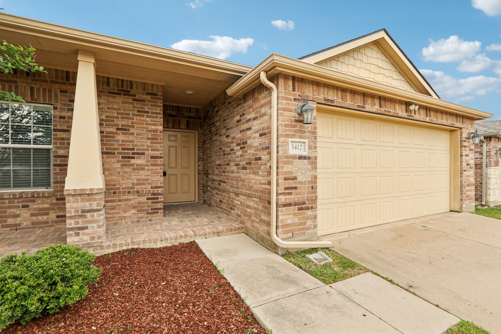 1412 Willoughby Way, Little Elm!

Beautifully maintained 3 bed, 2 bath + office single story in highly sought after Frisco ISD ✨ Move in ready with fresh paint, a brand new roof, and an open layout that&rsquo;s perfect for everyday living and enterta