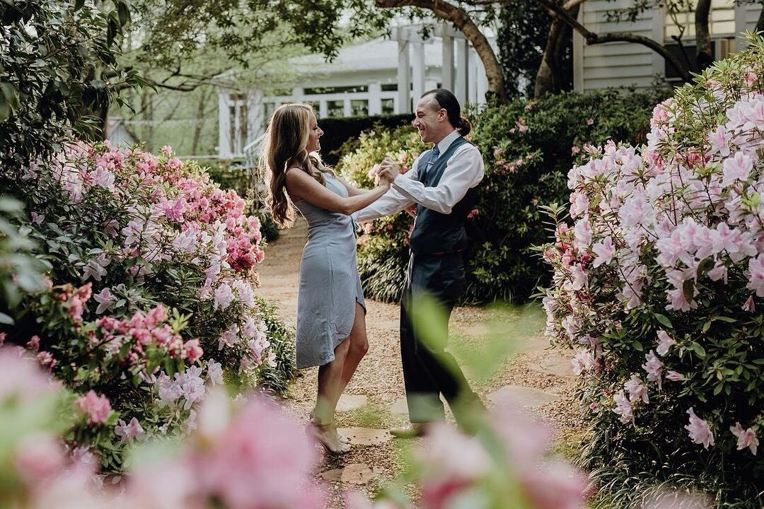 Wedding tip: Book your wedding venue early and schedule your engagement session there so you can feature a sneak peek of the venue on your Save The Dates! We love checking multiple things off the wedding list with just one action 🙌 
Click the link i