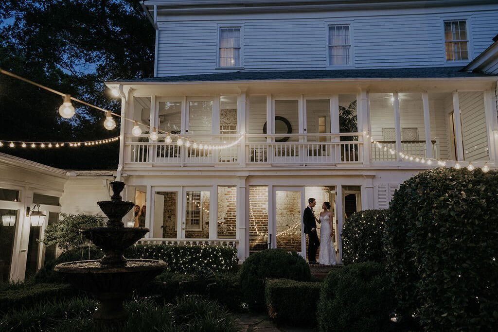 Friday nights are for unforgettable evening weddings.

Primrose Cottage is gorgeous at night and these magical lights are a big reason why! Our team makes sure every romantic detail is added to make your day divine.

Photo: @pavelvk 
Venue: @primrose