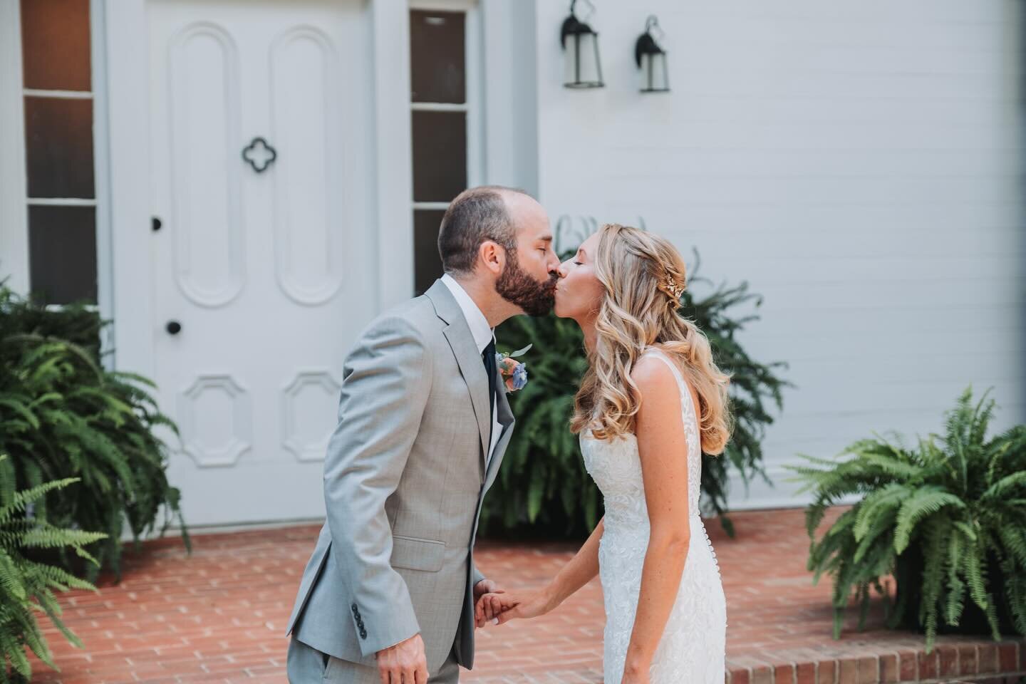 Welcome to Cloverleaf Farm, the luckiest place to be in love 🍀 
Happy St. Patrick&rsquo;s Day!

Photo: @mikemoonstudio
Venue: @cloverleaffarm
Floral + Decor: @adedesignstudio
Catering + Service: @a_divine_event

#cloverleaffarm #luckyinlove #luckyda