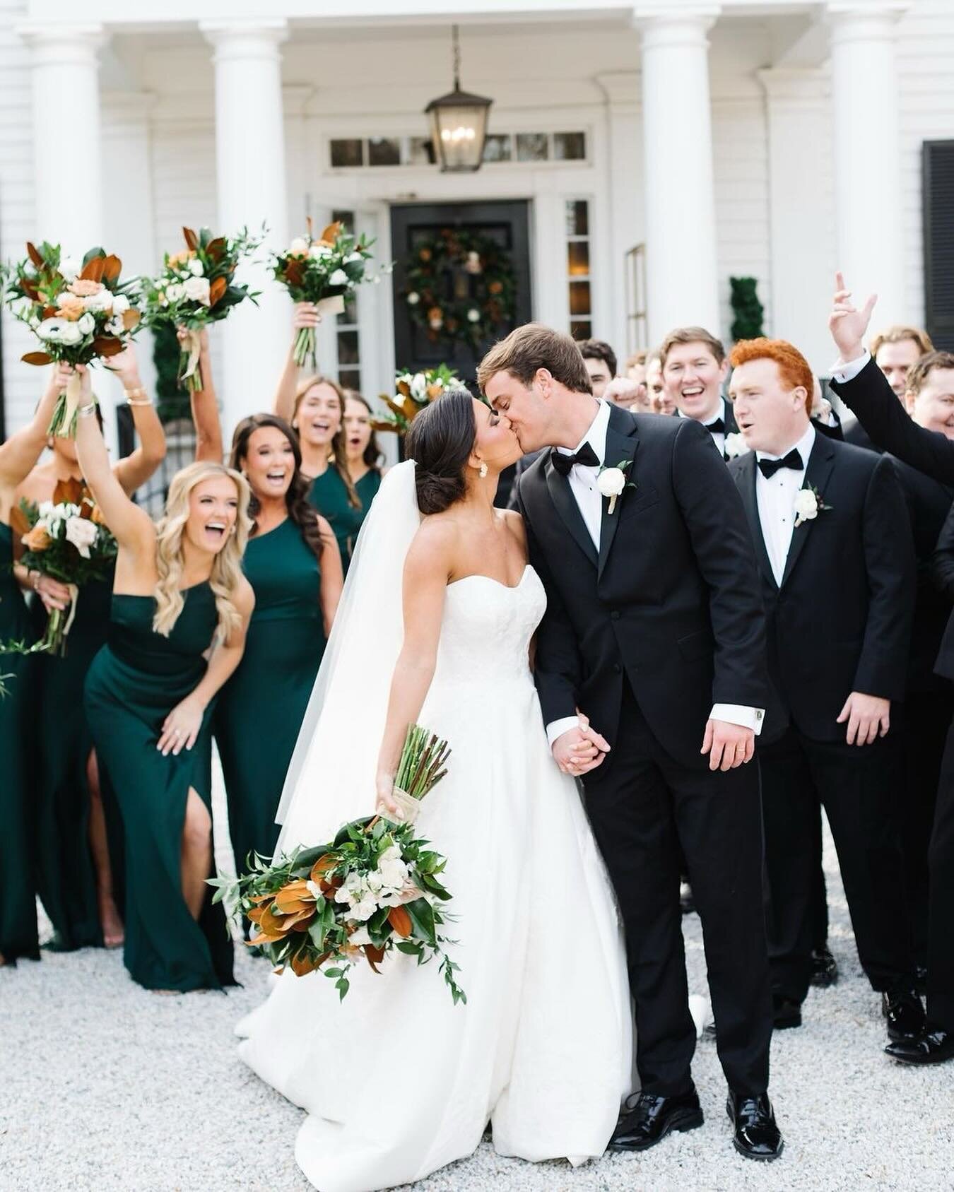 Green is always a good idea&hellip;Happy St. Patrick&rsquo;s Day!
What are your dream wedding colors? 

Photo: @ameliaskyecinema
Venue: @primrose_cottage_weddings
Catering + Service: @a_divine_event
Floral + Decor: @adedesignstudio

#primrosecottagew