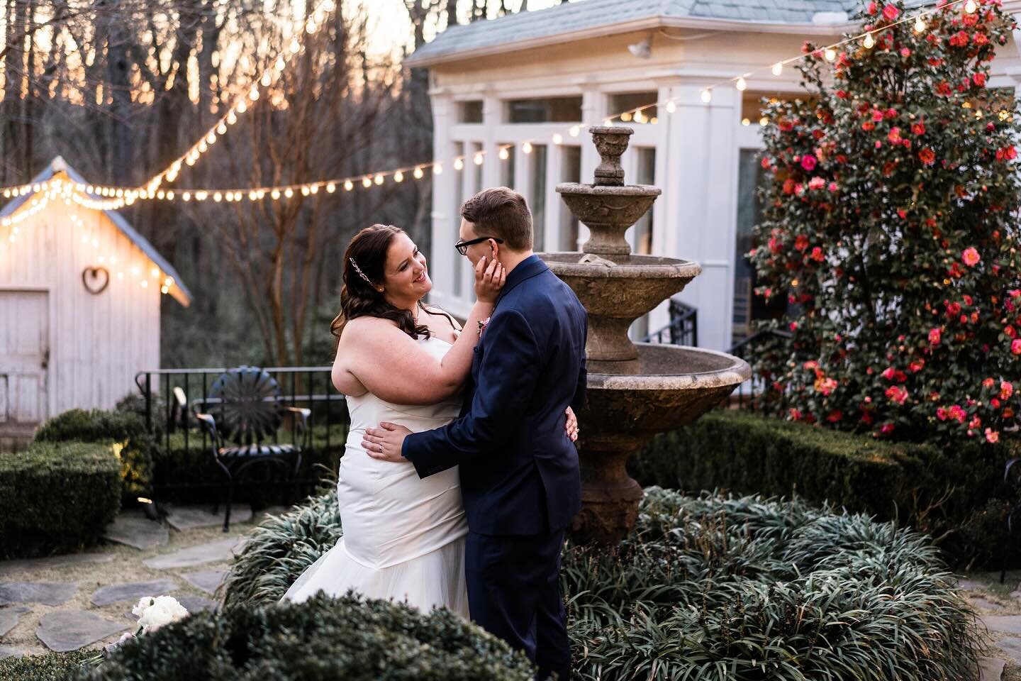 First day of spring sunsets hit different.
We are so excited for a new season! For new blossoms and new love stories to share 🤍 Click the link in our profile if your love story is one that will begin at the always stunning Primrose Cottage!

Photo: 