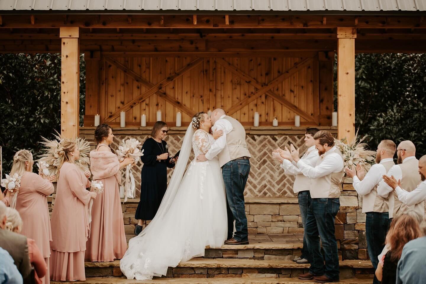 This is how you do a stylish, neutral country wedding. Vinewood Stables has the perfect backdrop for your Georgia wedding, filled with warmth from the textures and tones of our wedding pavilion, even on a chilly day.
Are you dreaming of a fall farm w