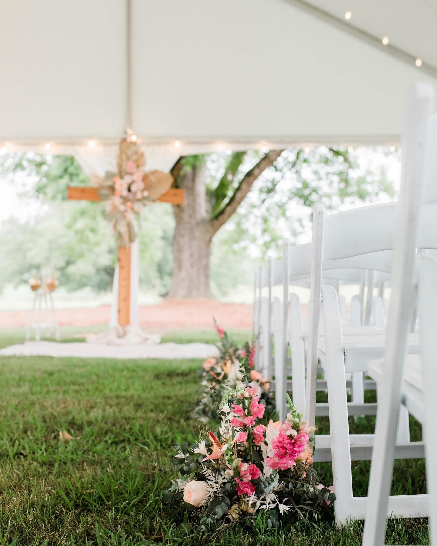 Happy Easter from Cloverleaf Farm! May your day be filled with love, joy, and the beauty of new beginnings. 🌸✨

Photo: @violetnoelphotography_ 
Venue: @cloverleaffarm
Floral + Decor: @adedesignstudio
Catering + Service: @a_divine_event
Tent: @oconee