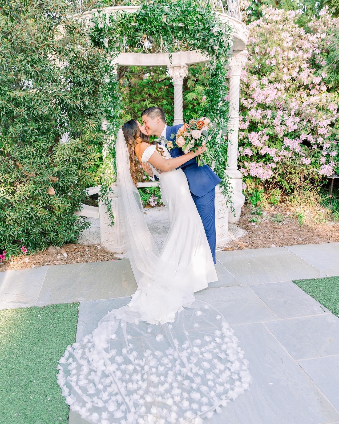 Spring weddings activated 🌸 
The Atrium is, without a doubt, where you want to tie the knot in spring. Click the link in our bio to schedule your tour and snag one of the last remaining April-May 2025 prime dates!

Photo: @heatherdettorephotography 