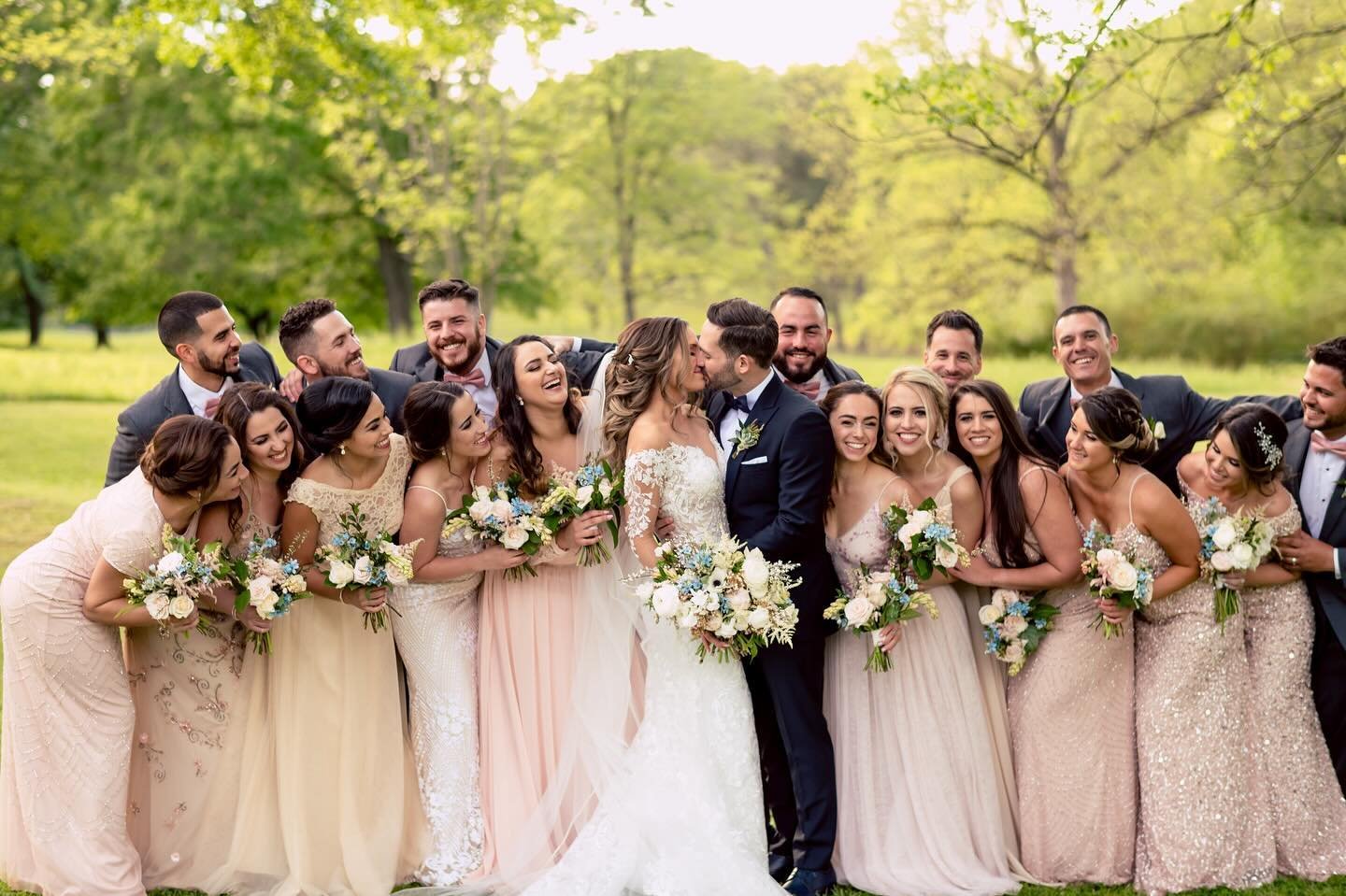 This #sundayfunday crew is pretty in peach 🍑 
Big wedding party? No problem! Vinewood Stables is a large, all-inclusive venue, happy to accommodate you and your whole crew! Along with that 200+ guest list too 😉 Visit the link in our profile to sche