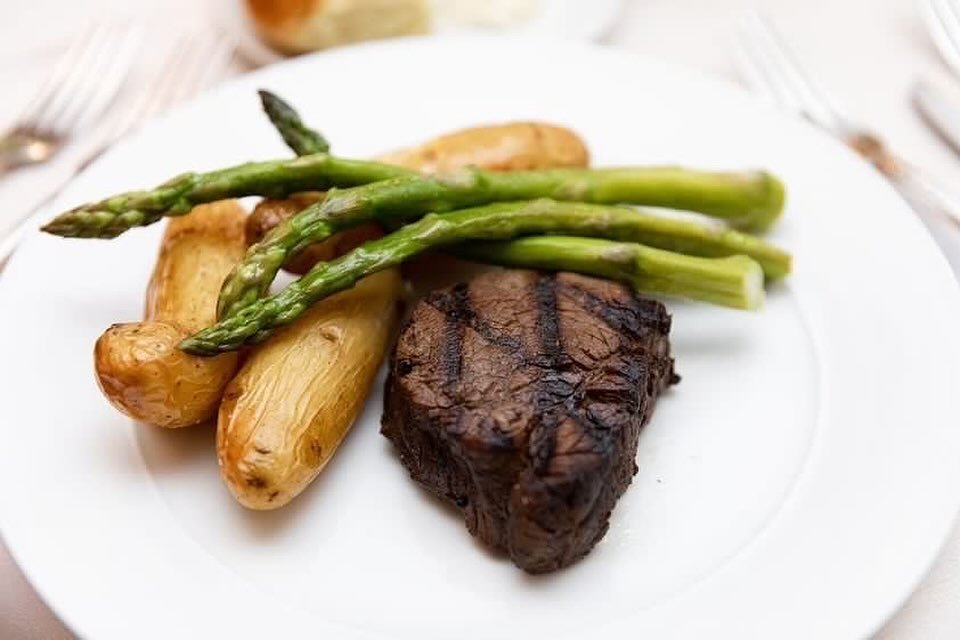 Days like today make us crave comfort food and this beautifully plated steak and potatoes with asparagus is really delivering 🤤 

Catering + Service: @a_divine_event

#adivineevent #wickedlydelicious #comfortfood #steakandpotatoes #steakandpotato #s