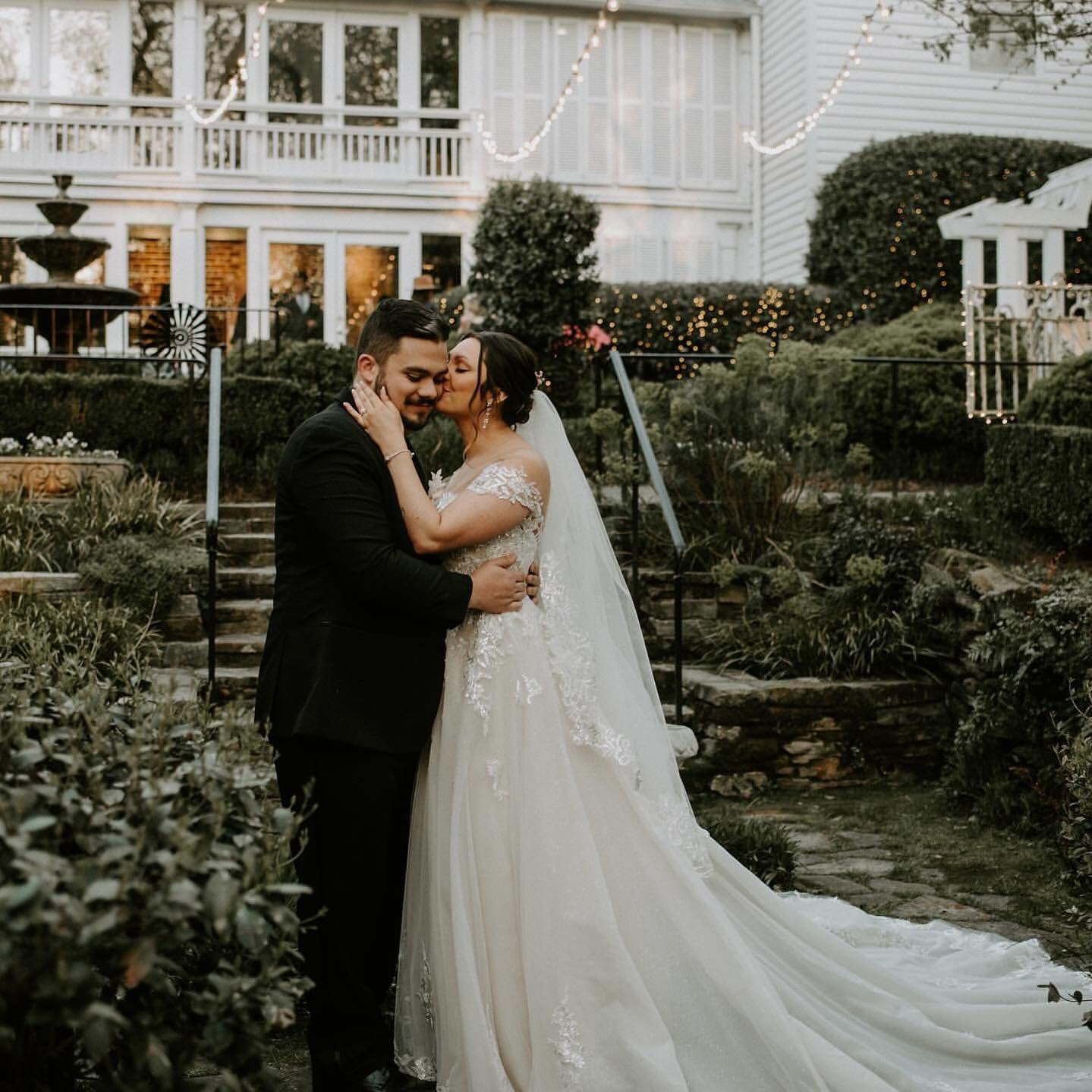 Are you kidding with how gorgeous and romantic this is?
Click the link in our profile to schedule your tour of Primrose Cottage and all its stunning spaces.

Photo: @yazidavis
Venue: @primrose_cottage_weddings
Catering + Service: @a_divine_event
Flor