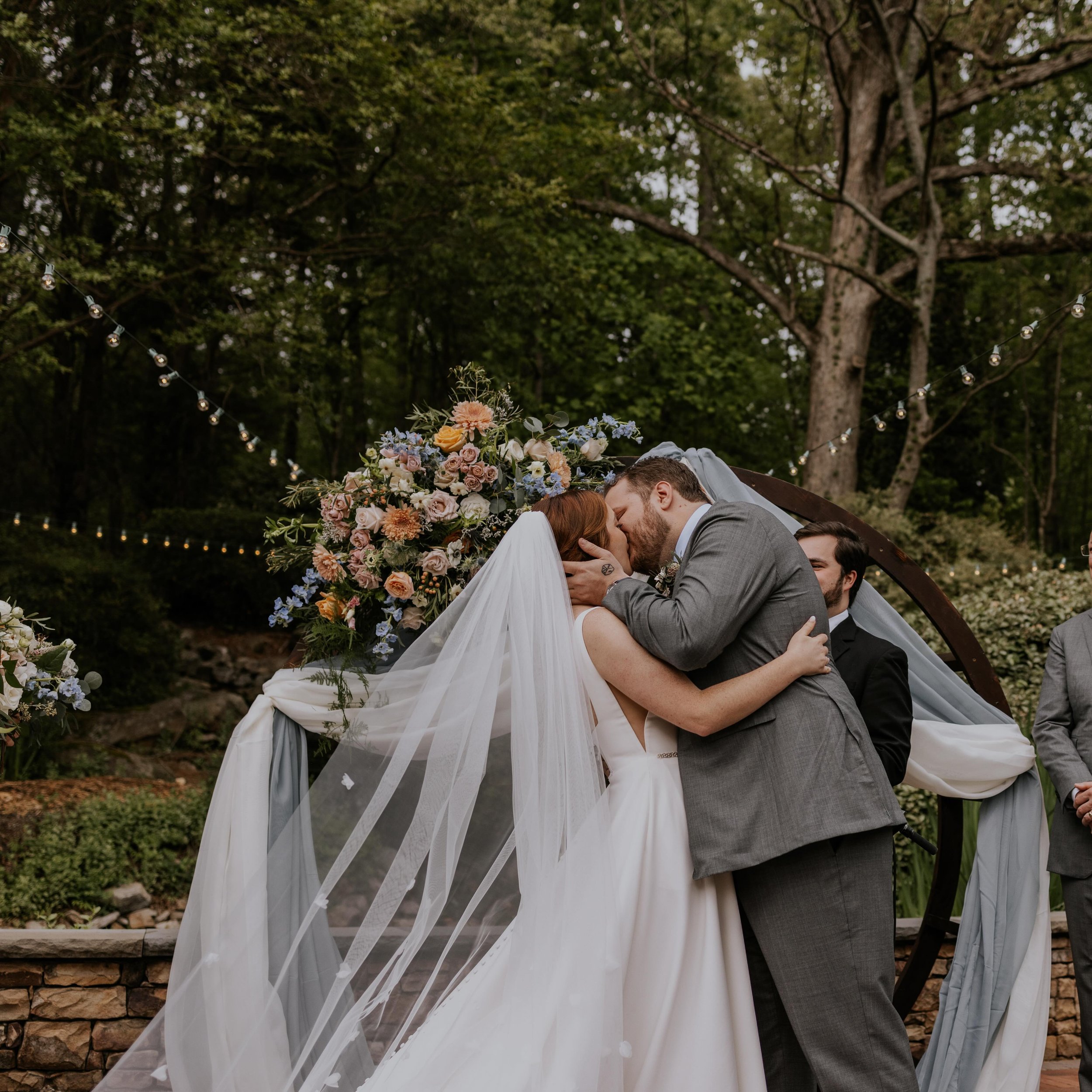 Saturdays are for sultry smooches 💋 
This stunning garden ceremony was sealed with a passionate kiss! Come explore all the Little Gardens has to offer for you special day by clicking the link in our profile to schedule a tour.

Photo: @haileyhighpho
