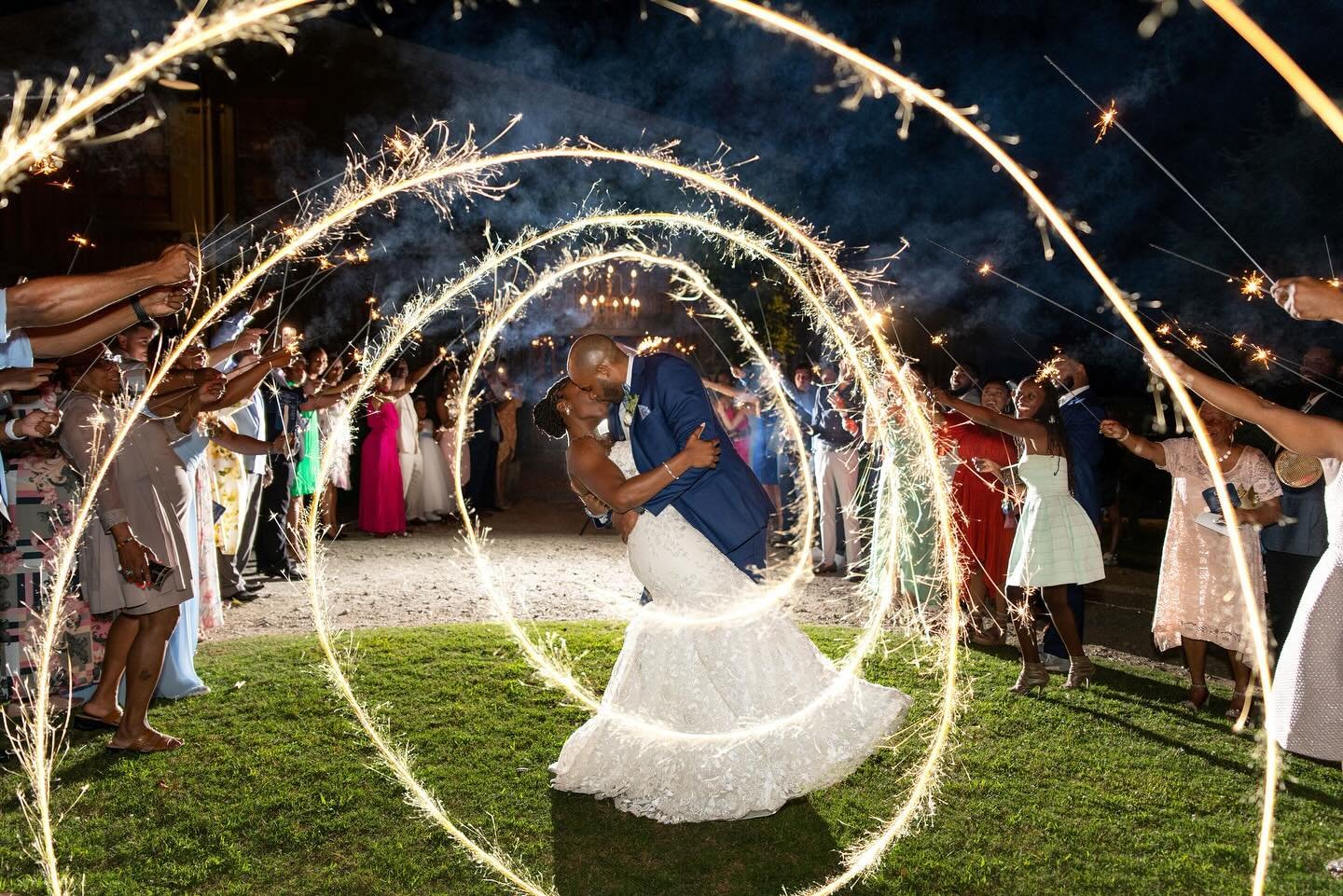 Lighting up the night with love ✨✨
Saturday soir&eacute;es at Vinewood Stables end in sparkling style with unforgettable exits! Congratulations to the happy couple and cheers to new beginnings! 🥂 
#SparklerExit #WeddingMagic #SaturdayNightLights #Sp