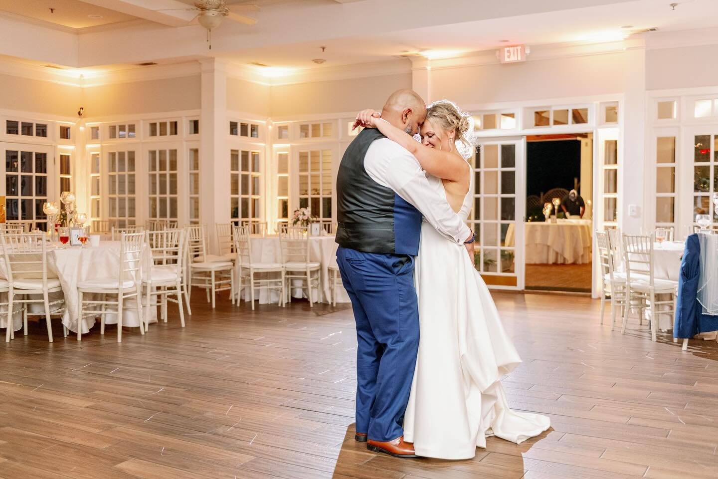 Private last dances: yay or nay? 🌟 We love this intimate moment captured at Flint Hill, where the newlyweds share a final dance before their departure. What do you think of this wedding trend? Let us know in the comments! 💕 #FlintHillWeddings #Priv