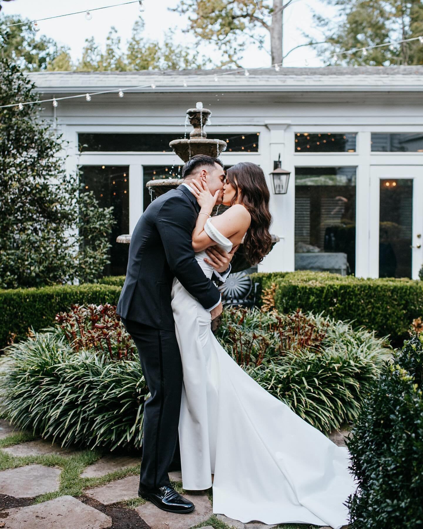 Wow. Just wow.
There&rsquo;s nothing quite like stealing a kiss in the courtyard garden at Primrose Cottage, the perfect setting for the most romantic first look. 🌸 #FirstLook #primrosecottageweddings #RomanticKiss #GardenWedding

Photo: @brooke.cou