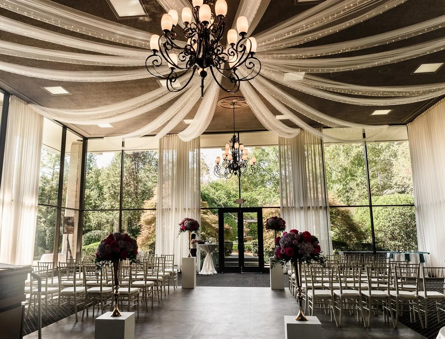 Step into a wedding dream ✨ The Atrium’s two-story glass ballroom is the perfect wedding venue for couples seeking elegance, romance, and a touch of magic. Concerned about the rain or heat? Overhead draping and soft twinkle lights create an eth