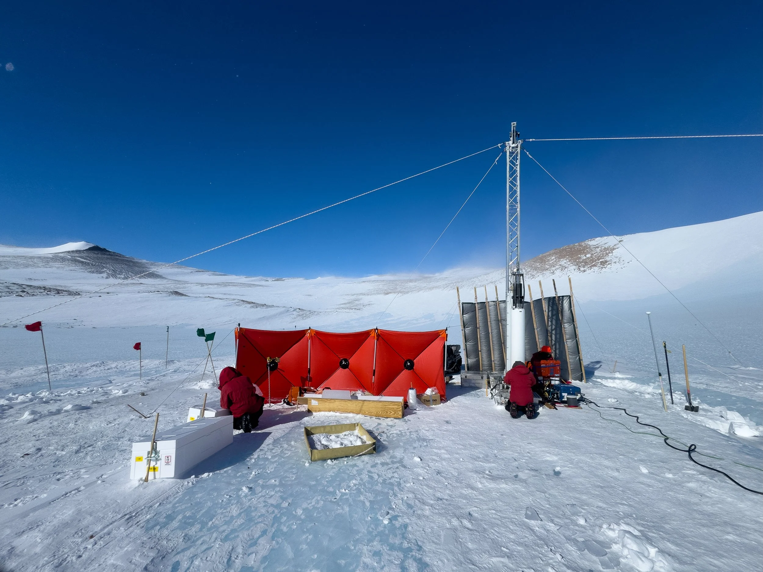 A tent-less Blue Ice Drill setup at the Allan Hills during the 2025-2026 field season. Photo by Martin Froger Silva.