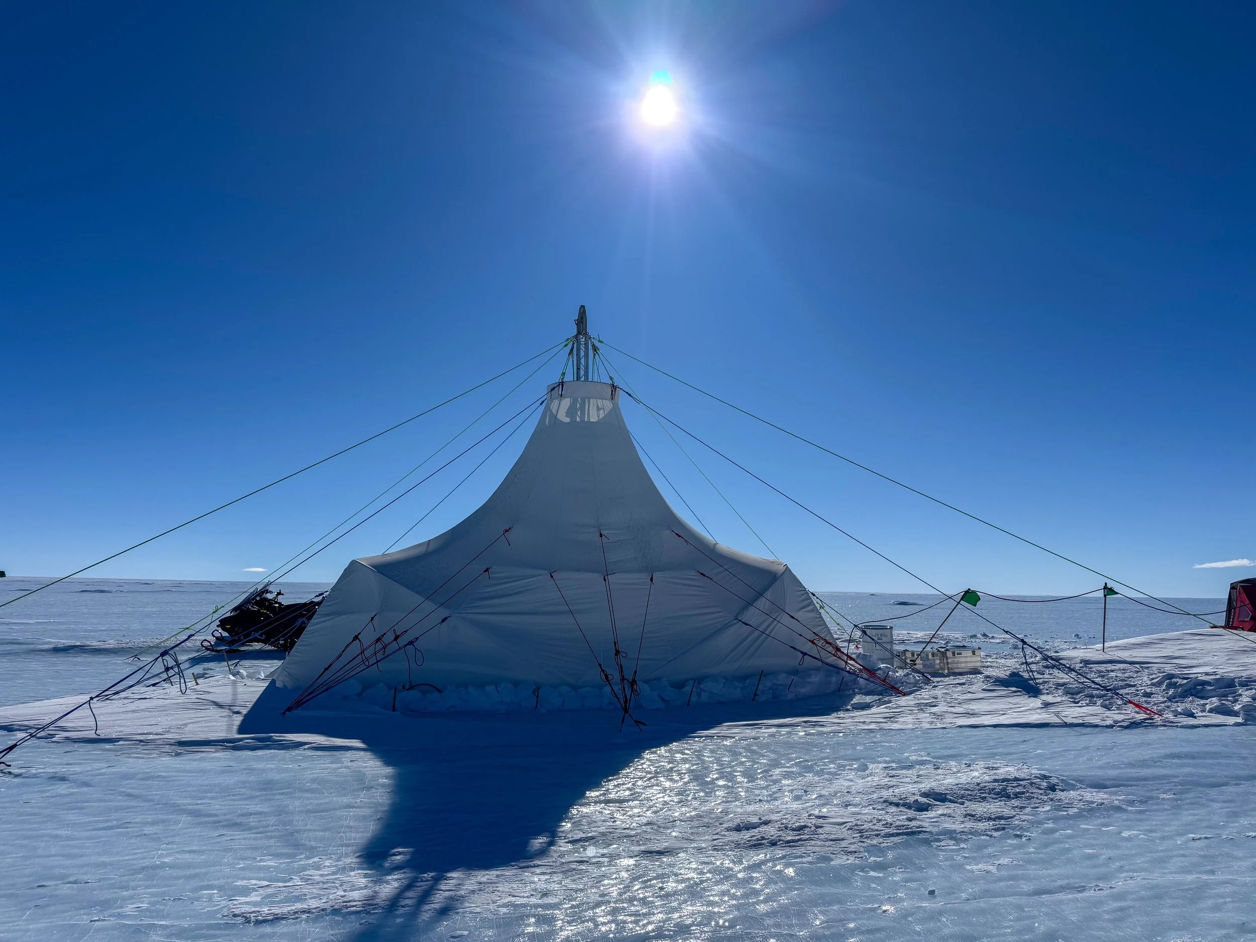 The Shallow Wet Drill tent during the 2025-2026 field season. Photo by Martin Froger Silva.