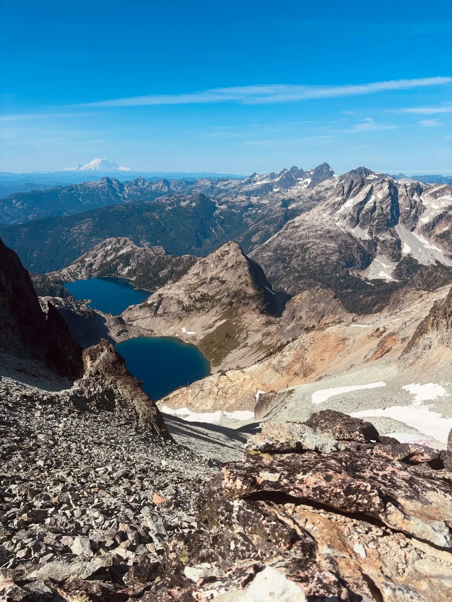 The perfect hike to finish up our time in Washington with. It was perfectly Washington with glaciers, lakes, volcanoes, and, of course, lots of vert. #mykneeshurt