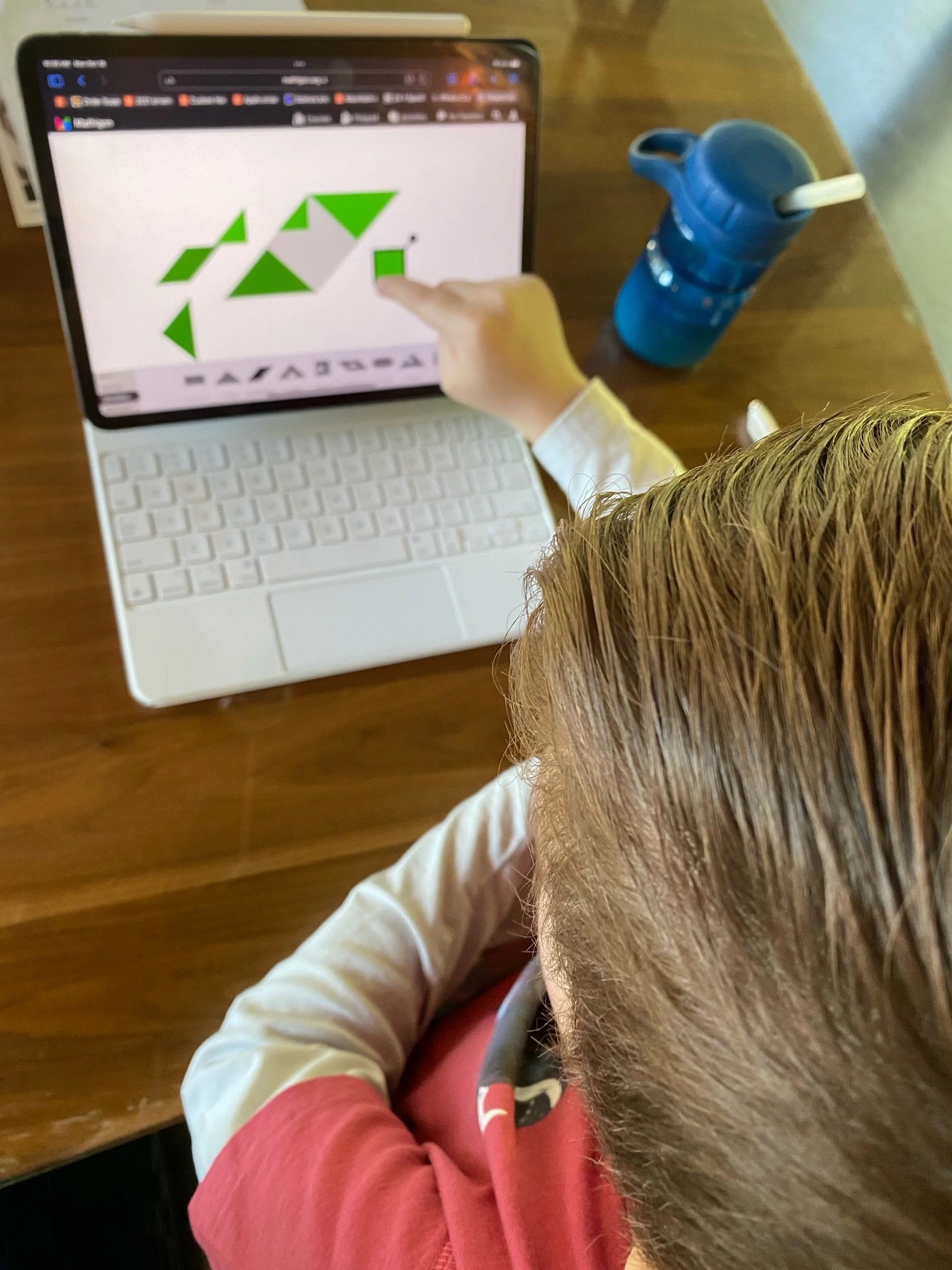 A tangram app that allows custom coloring