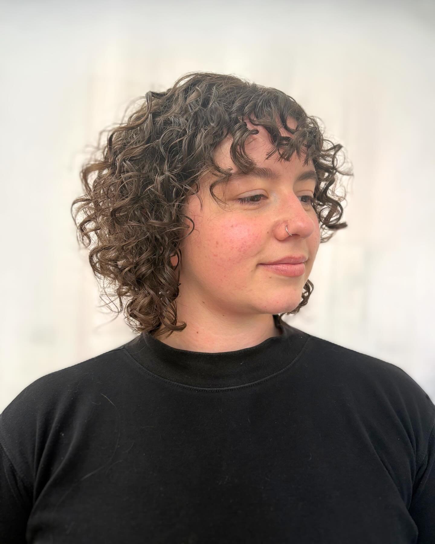 I adore this transformation so much 🥰

I cut her shape in dry first to work with the balance of her curls, then refined the details and cut the bangs once we washed and defused her hair dry again. 

A curly fringe is such a fun vibe! #hairbyhayls #v