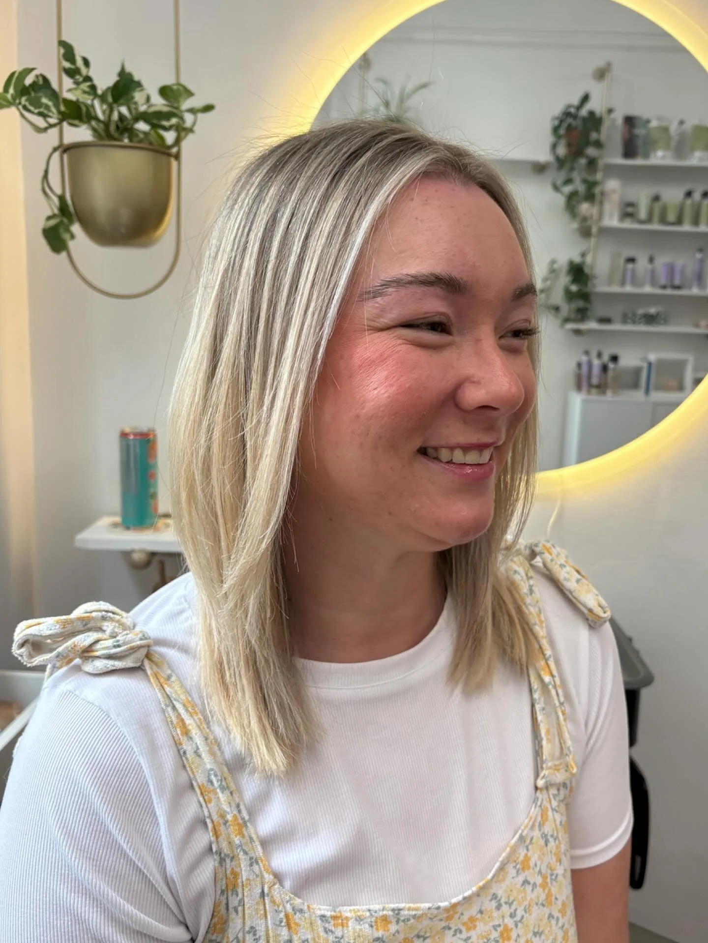 She always says: &ldquo;The back of my head is none of my business.&rdquo;

But this time I made her look at the back of her head because the blend was blending 💁🏼&zwj;♀️

Also thank you so much for bringing snacks and a show for our 8am appointmen