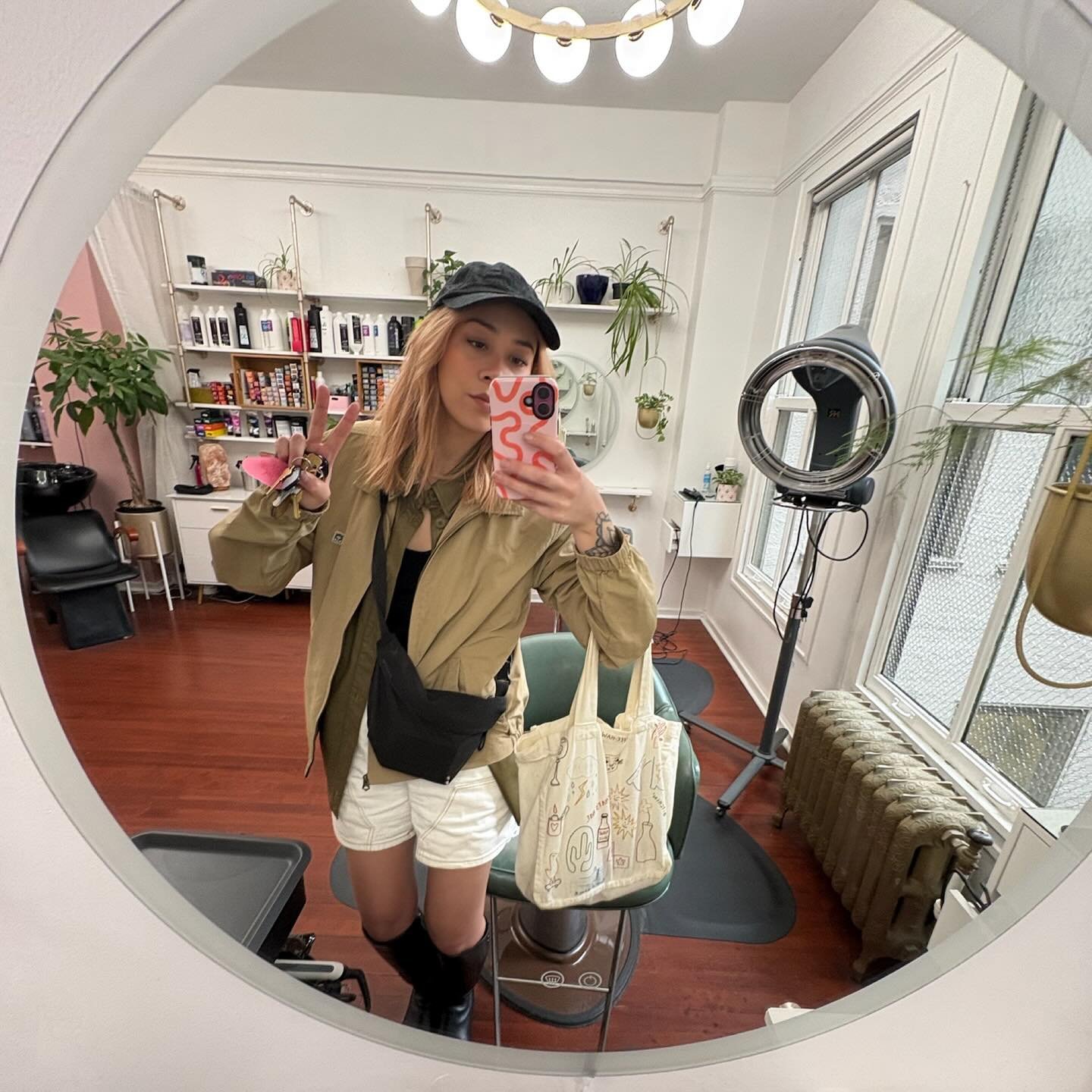 Spring truly brings me out of hibernation 🌸🌺💐

Boots.HomemadePizza.HotGirlWalks.ThankYouGift.FakeHair.Pottery.Education.CeramicsAndPals.EasterDoggo.

 #hairbyhayls #vancouverhairstylist #gastownhairstylist #vancouverhair #vancouverhaircolourist #l