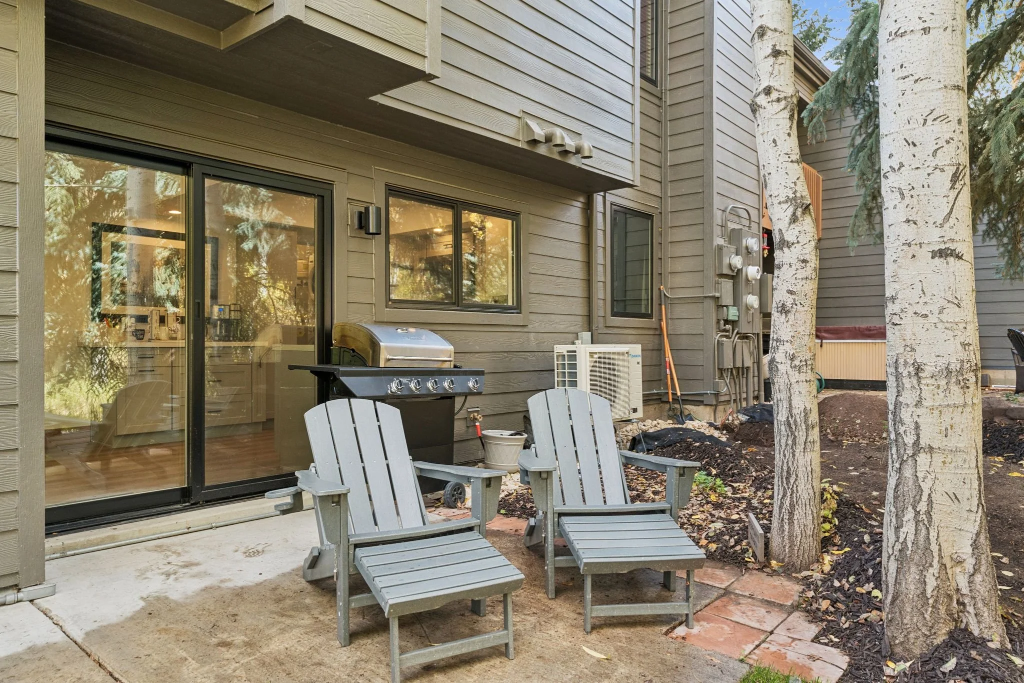 Chill out and grill or just hang and enjoy the privacy in the beautiful setting surrounded by trees and flowing stream. Occasionally visits by a family of ducks or the local moose.