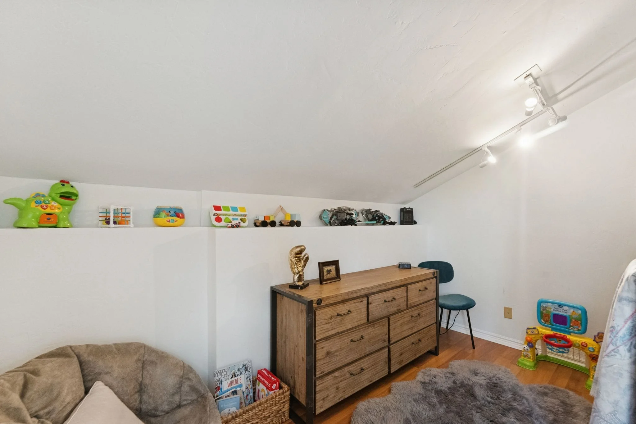 Bunk room, kids toys, port-a-crib