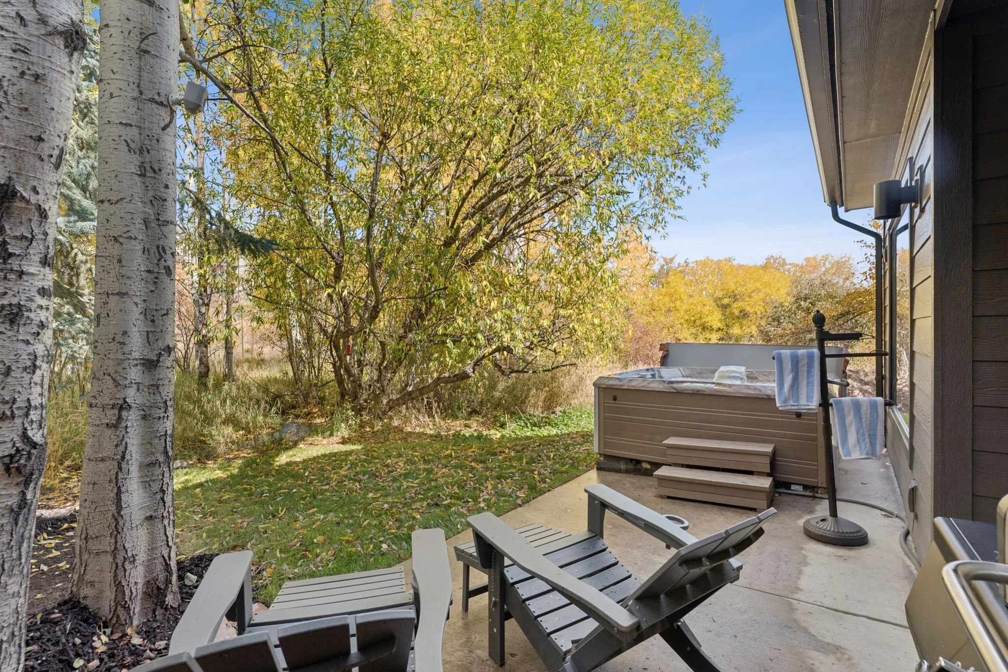 Chill out and grill or just hang and enjoy the privacy in the beautiful setting surrounded by trees and flowing stream. Occasionally visits by a family of ducks or the local moose.