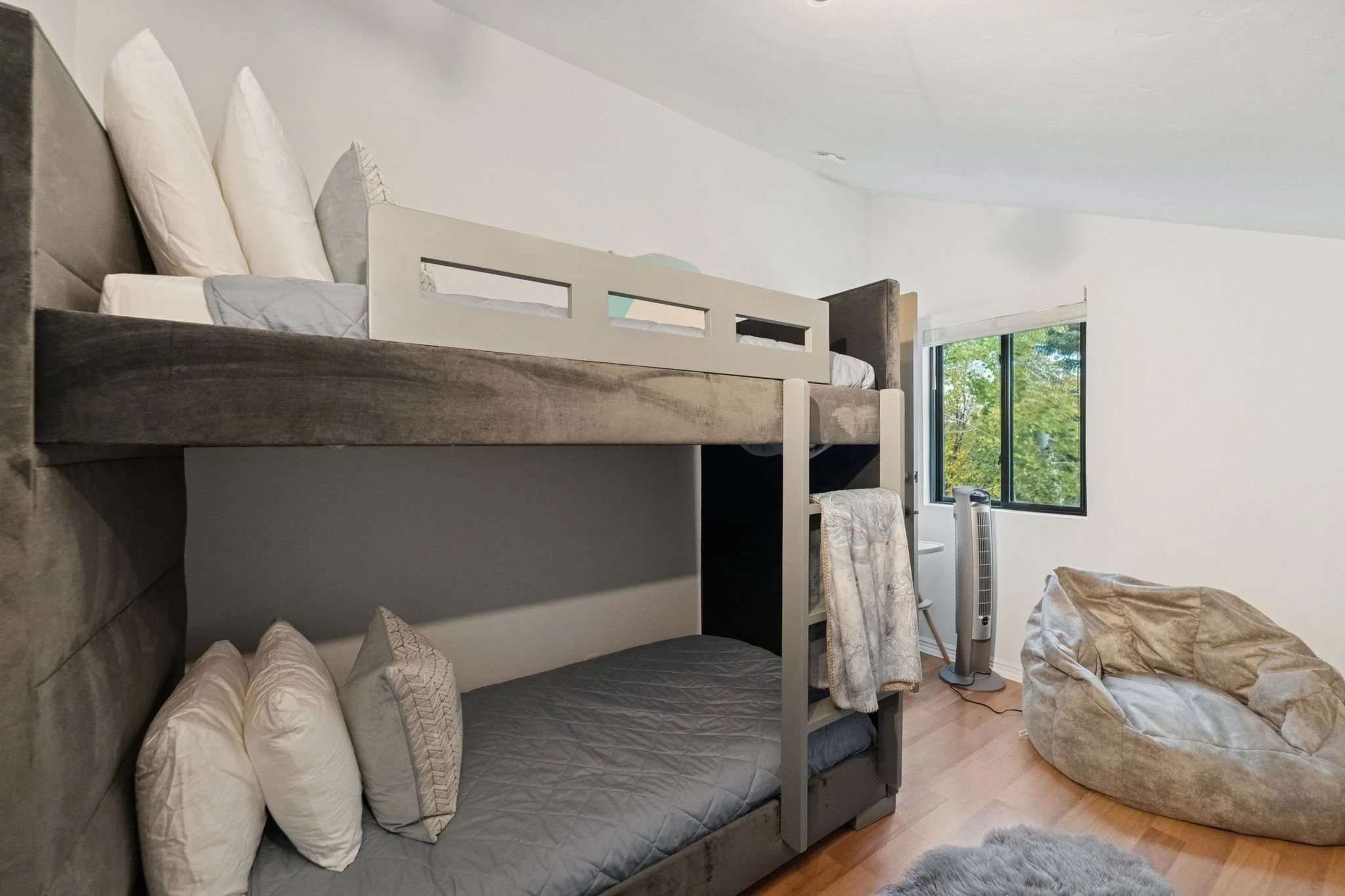 Bunk room, kids toys, port-a-crib