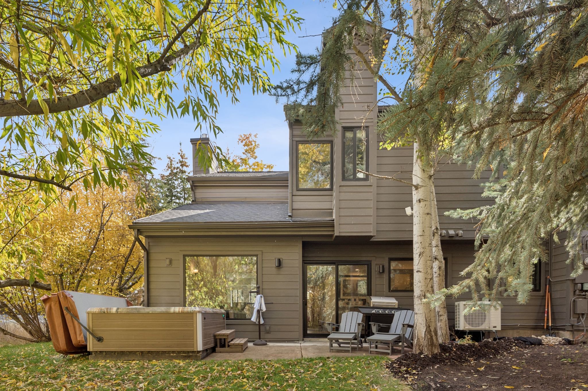 Chill out and grill or just hang and enjoy the privacy in the beautiful setting surrounded by trees and flowing stream. Occasionally visits by a family of ducks or the local moose.