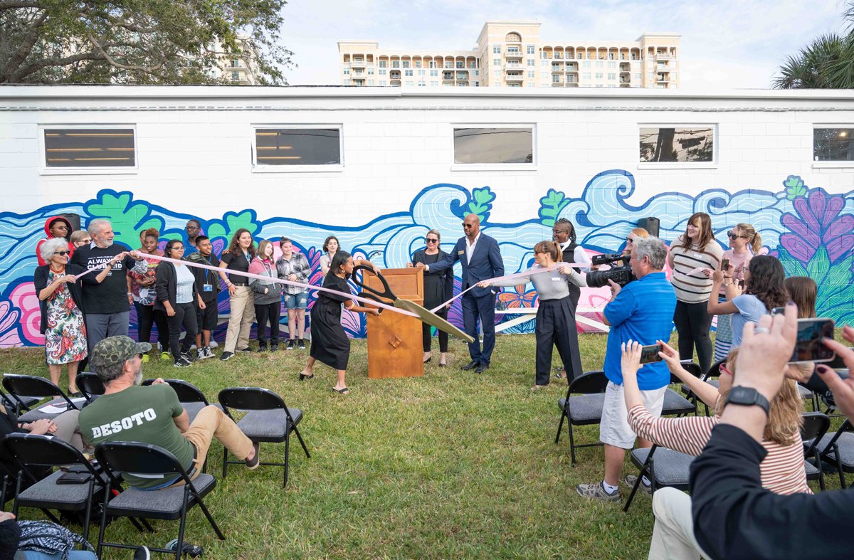  Annie Dong cuts the ribbon! 