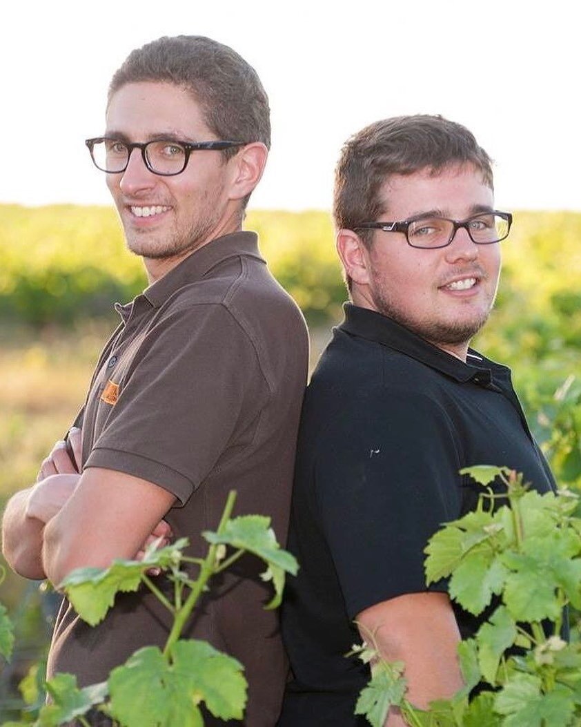 ☀️This domain exists since the 1980's in the Centre Loire region of France, it's a family business ! 

After traveling the world, Clément and Florian are back on the family land.

Their goal is simple: to give us moments of pleasure after tasting th