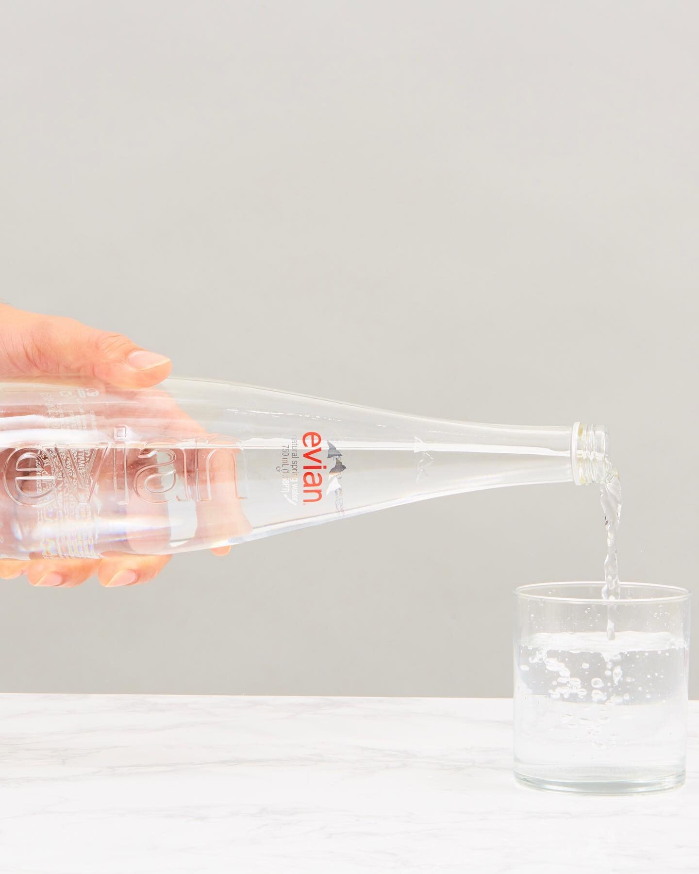 💦The Evian Pure bottle invites itself to your table! 

With its pure design, all the elegance and purity of Evian glass will make your meals moments of conviviality and prestige.

This water is low in minerals and can be drunk every day, by everyone