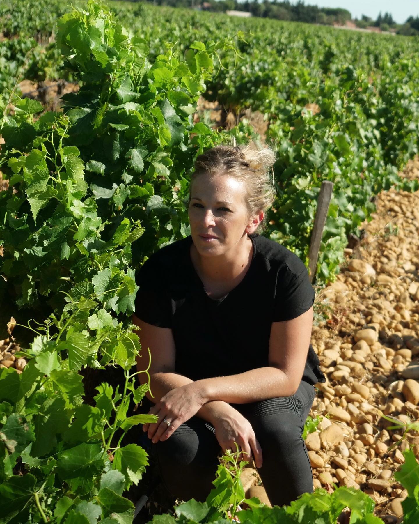 😍 The revival of the Rh&ocirc;ne has arrived with Eug&eacute;nie Avias !

She wants to highlight this terroir at the opposite of the traditional Ch&acirc;teauneuf-du-Pape, woody or opulent. 

Her cuv&eacute;e offers a fine and delicate framework fro