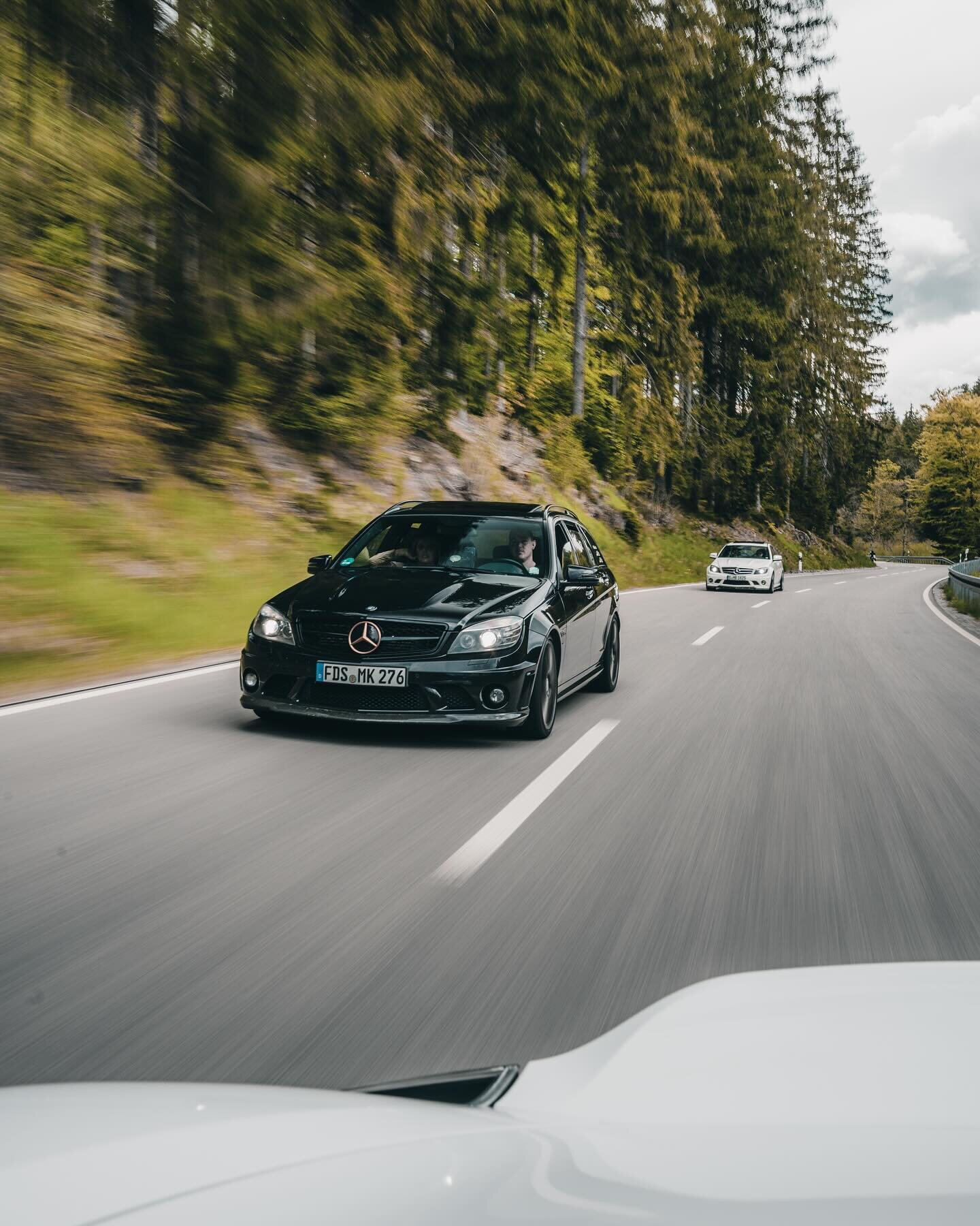 Twists and turns make a great weekend 🌲🏎️@performance.squad 

_____________________________________________________

#carporn #carphotography #mercedes #amg #c63