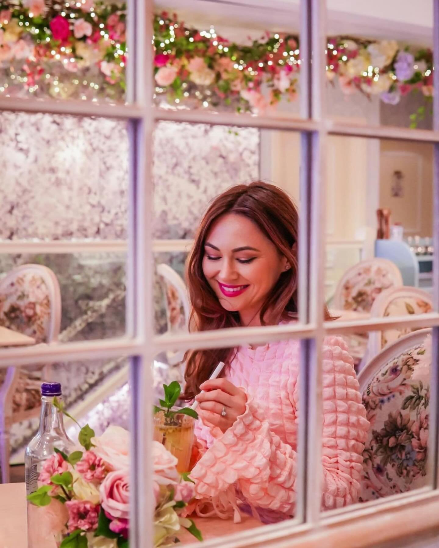 The most gorgeous dining experience in Mayfair! 💝🥯🍴Indulge in Om Waleed&rsquo;s most sensational al a carte menu from our 🌸 bloom-filled restaurant on Berkeley Street! 🌸

To reserve your table, visit our website or walk in at your convenience. ?