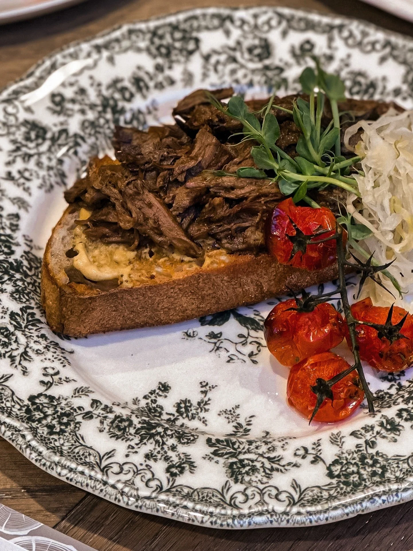 Calling On Rueben, a house specialty at Petit Dejeuner! Slow cooked pulled beef, Rueben style, with a truffle mustard dressing and a side of homemade sauerkraut 🫶🏼✨

#faitmaison #petitdejeuner #faitmaisonlondon #brunch