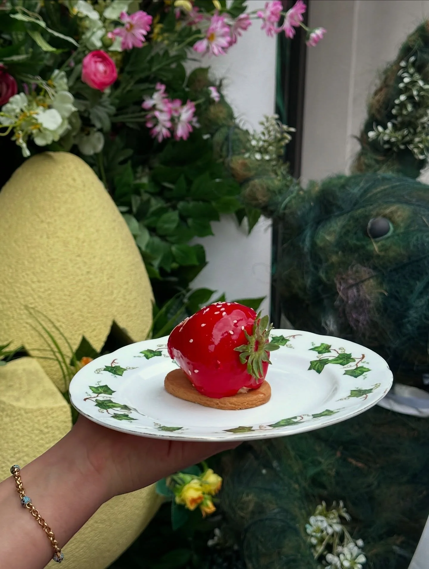 Our beautiful new Mango &amp; Strawberry Trompe-l&rsquo;&oelig;il cakes at Fait Maison! A must-try this weekend in Mayfair. 🍓✨🥭

#trompeloeil #cake #faitmaison #omwaleed #pastry