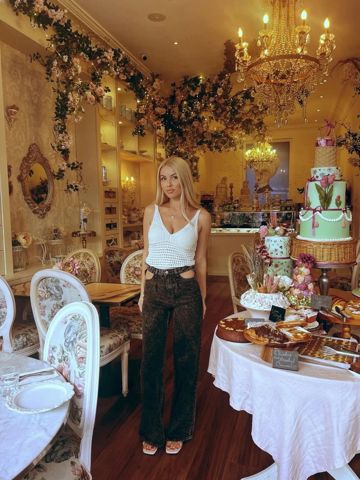 Some of our favourite, fashionable moments with our guests at Fait Maison! Dining should always be an excuse to get dressed up&hellip; ✨🌸🍓💋

📸 @dr.hind.alyasiri @iambeatricefrunze @suzta_poon @kaprikorn_13 

#faitmaison #omwaleed #brunch #fashion