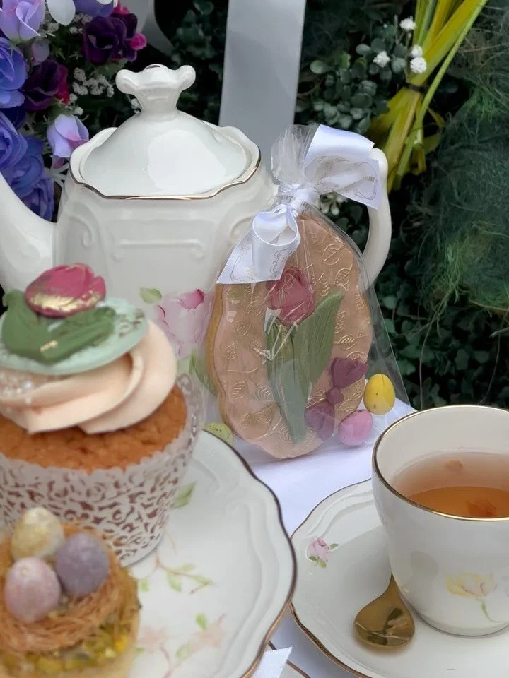 Spring in London calls for afternoon tea on our Mayfair Terrace!! 🌸🫖🍰 Indulge in elegant tiers of handcrafted cakes, freshly baked scones, and delicate sandwiches, perfectly paired with fragrant herbal teas. All set against the stunning views over