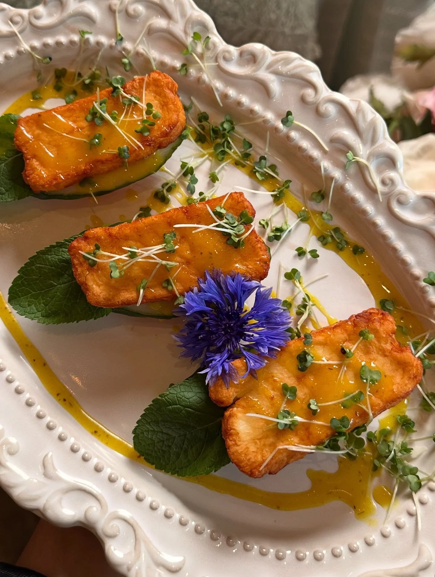 Golden-fried halloumi meets sweet, crispy kunafa &mdash; finished with fresh cucumbers, juicy tomatoes, and a drizzle of mustard honey dressing. ✨

A perfect balance of salty, sweet, and crunchy in every bite. 🧀

#faitmaisonlondon #faitmaison #hallo