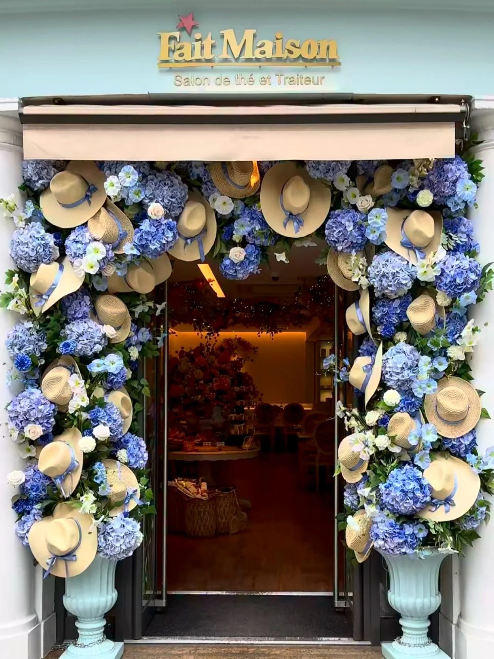 Om Waleed&rsquo;s stunning new Summer decor at Fait Maison on Berkeley Street ✨🌸 Delicate hats &amp; lavender blooms to welcome you for seasonal dining at Salon de Th&eacute;. 

#faitmaison #berkeleystreet #mayfair #londonrestaurant #londoncity