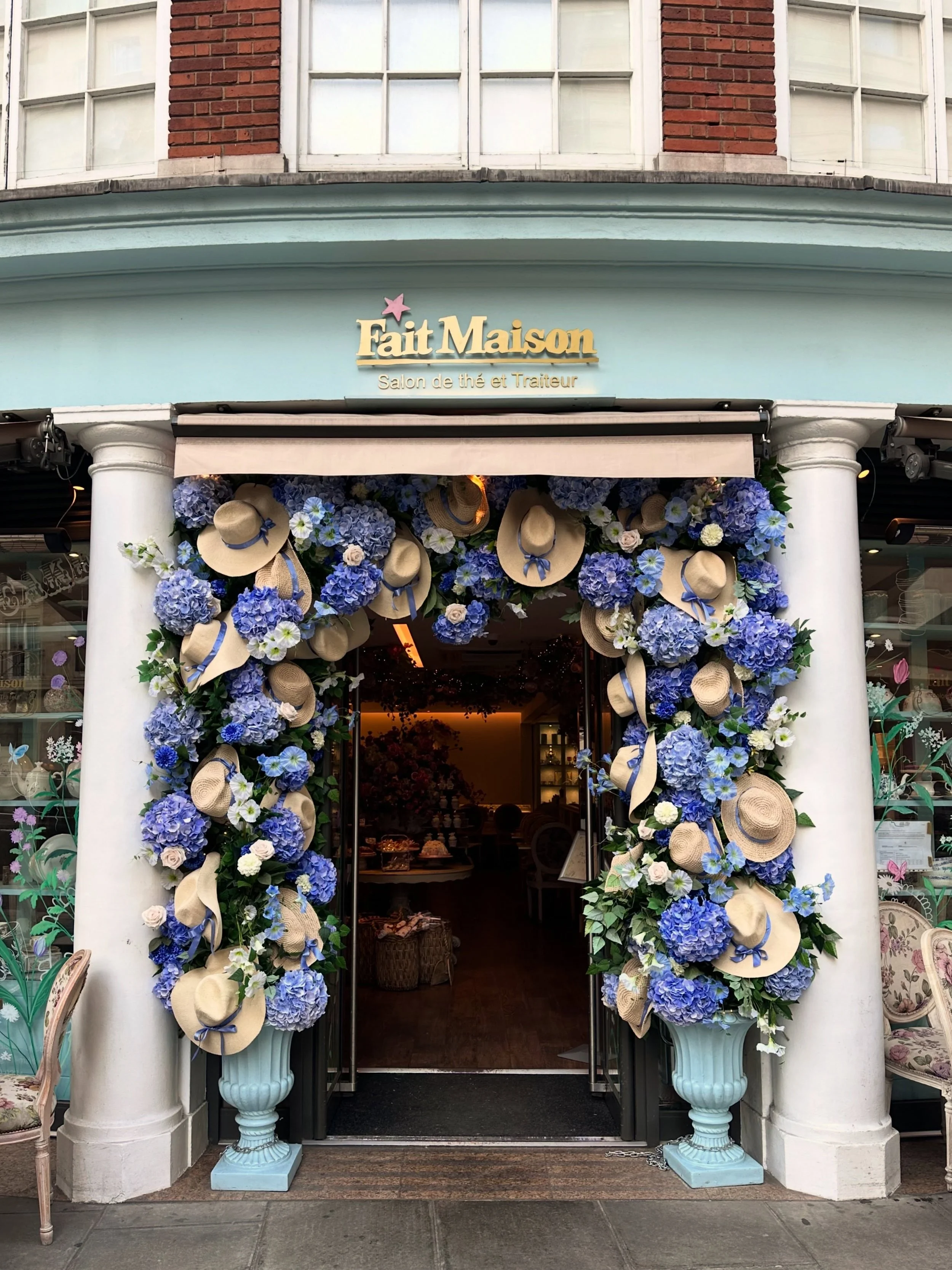 Summer in Mayfair never looked so good! ✨🌸👒 Join us for all day breakfast, delicate afternoon teas and Om Waleed&rsquo;s signature pastry collection from our beautiful terrace in Mayfair. 

#omwaleed #faitmaison #terrace #summer #mayfair