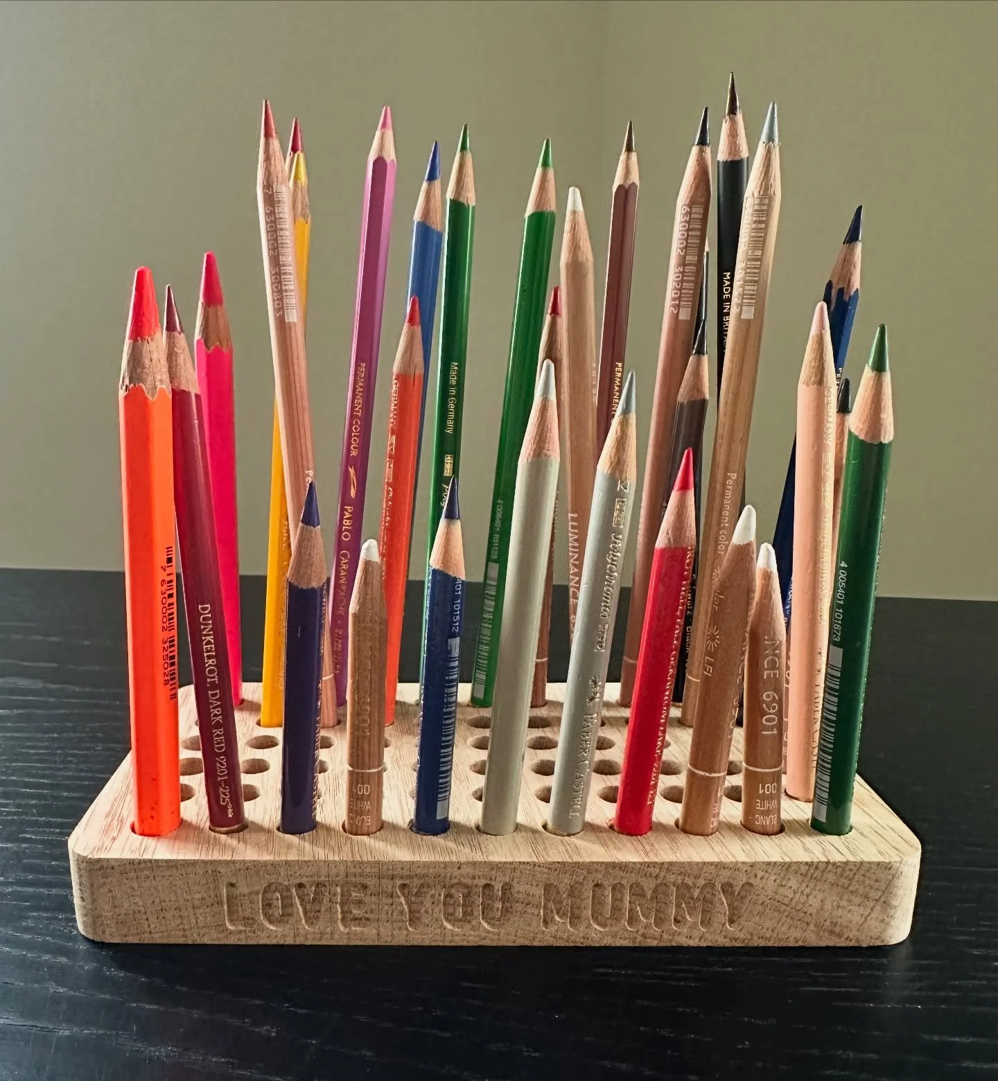 Look what my youngest daughter made for me for Christmas with the help of her skilful daddy. 
I absolutely love it! 
The perfect gift for her pencil drawing mama. 😍