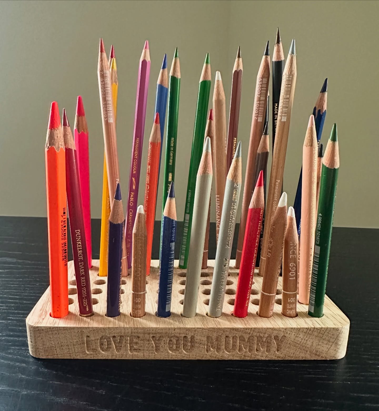 Look what my youngest daughter made for me for Christmas with the help of her skilful daddy. 
I absolutely love it! 
The perfect gift for her pencil drawing mama. 😍