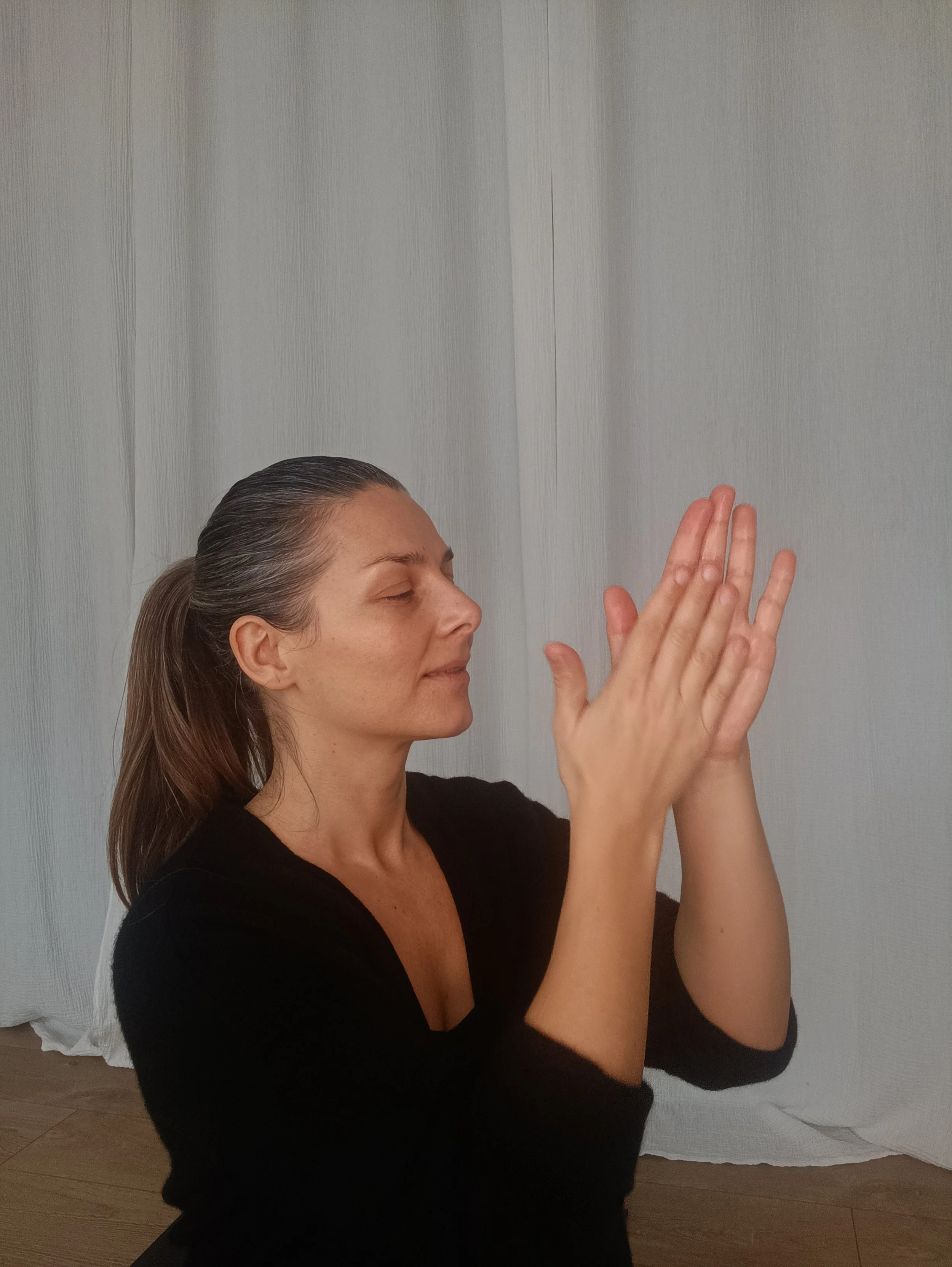 Séance guidée de yoga du visage à thème