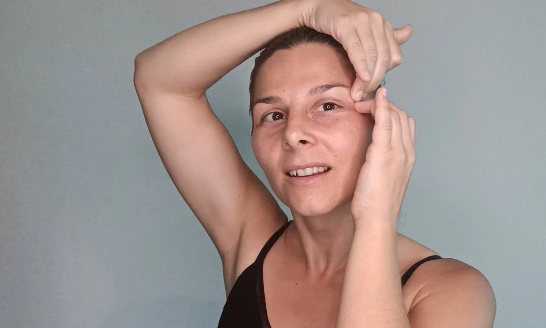 Exercice de yoga du visage pour détendre les traits du visage