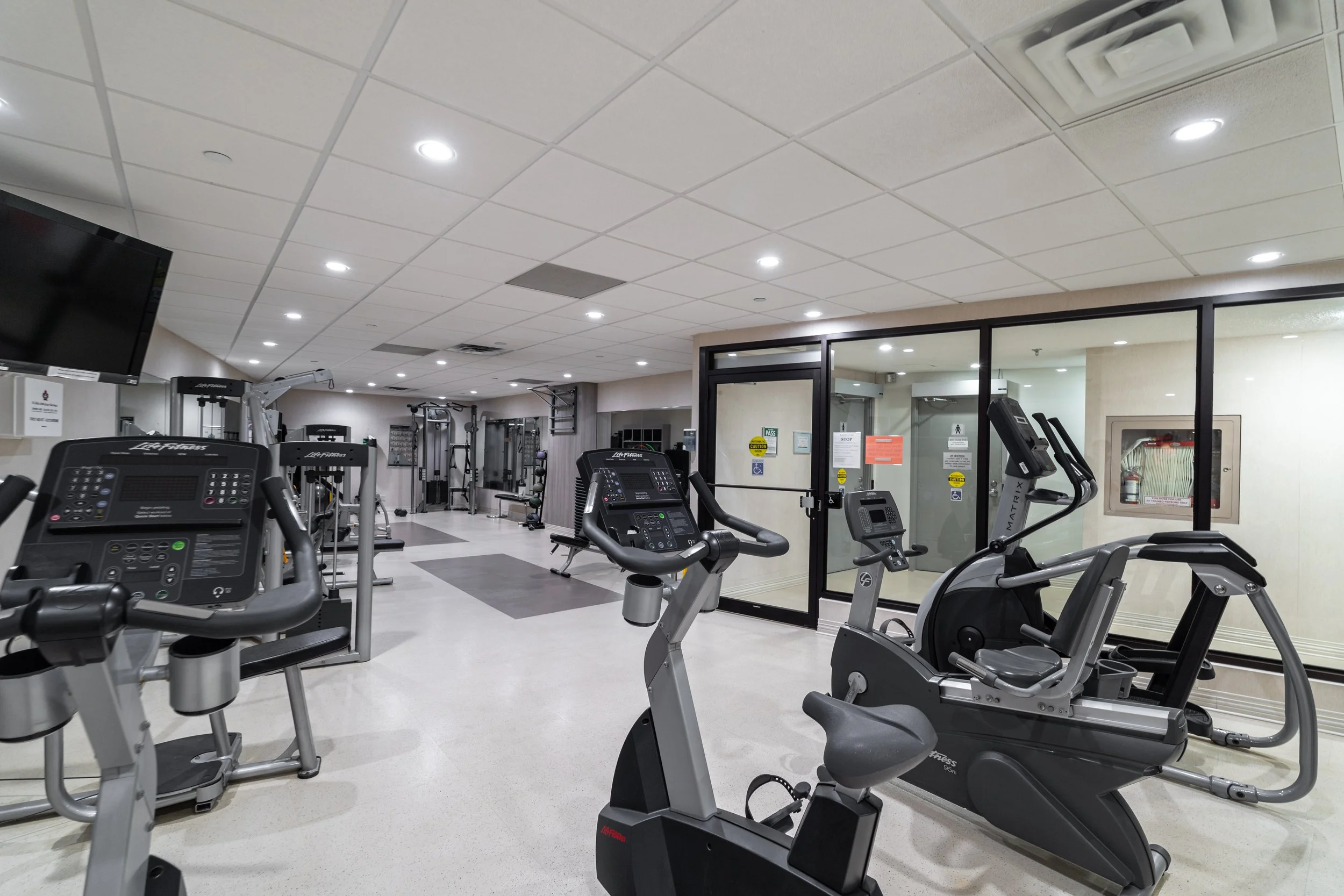 Frameless - 1555 Finch -039.jpg